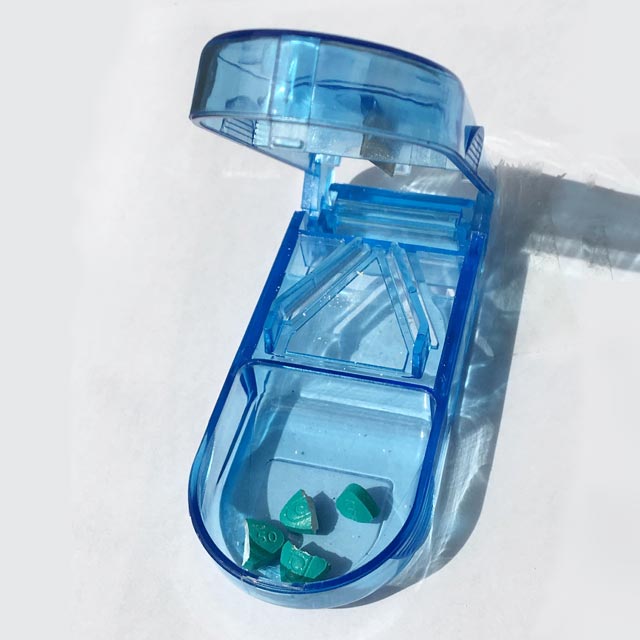 錠剤が2つにカットされる